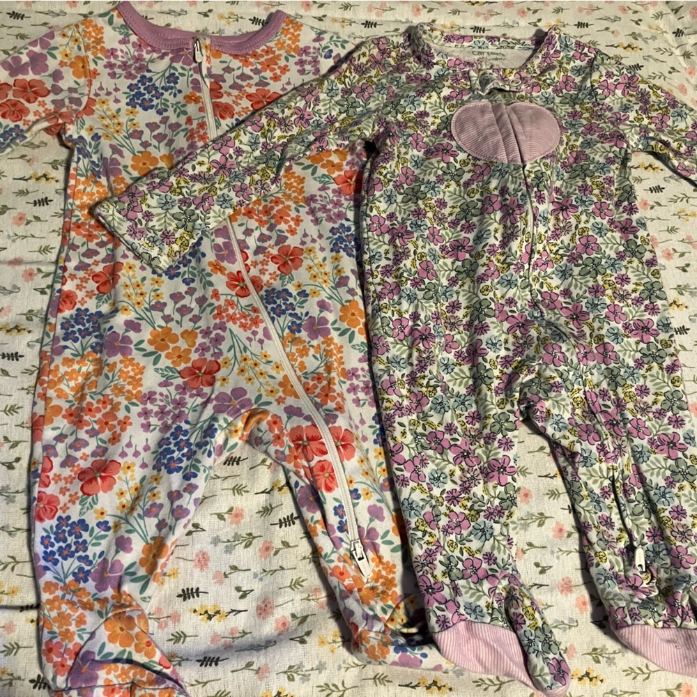🌺2pc lot🌼Carters & Wonder Nation 0-3 floral baby footsies with fold over mittens